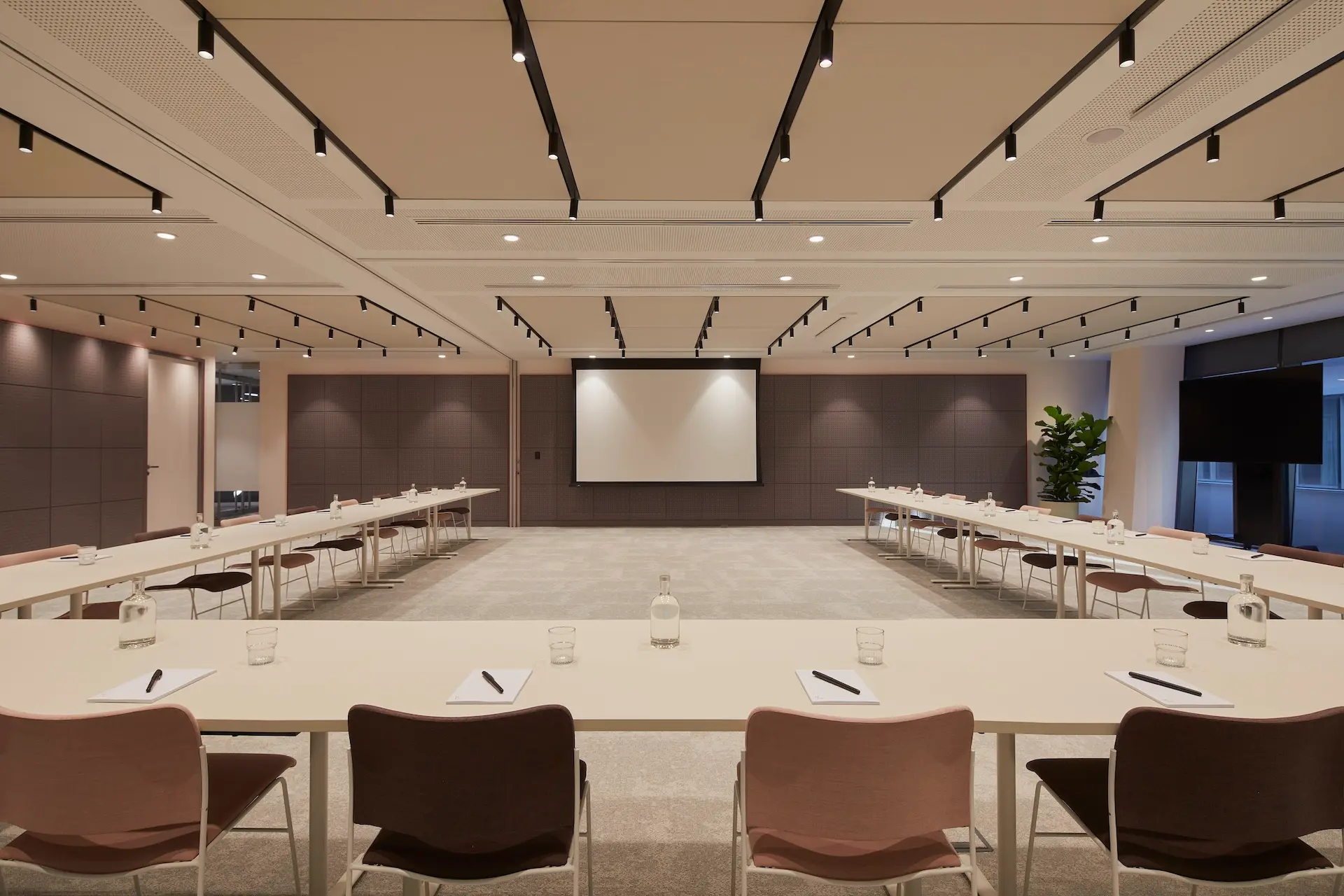Choosing the Perfect Meeting Room for Your Business Needs